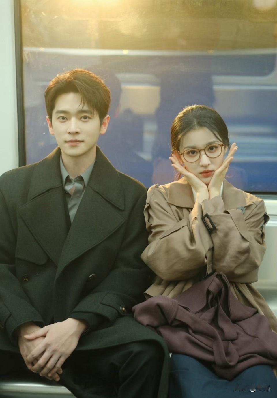 这个造型这么好看，不拍一部现代剧成何体统！！🥲大概就是剧外张三和翠花地铁相