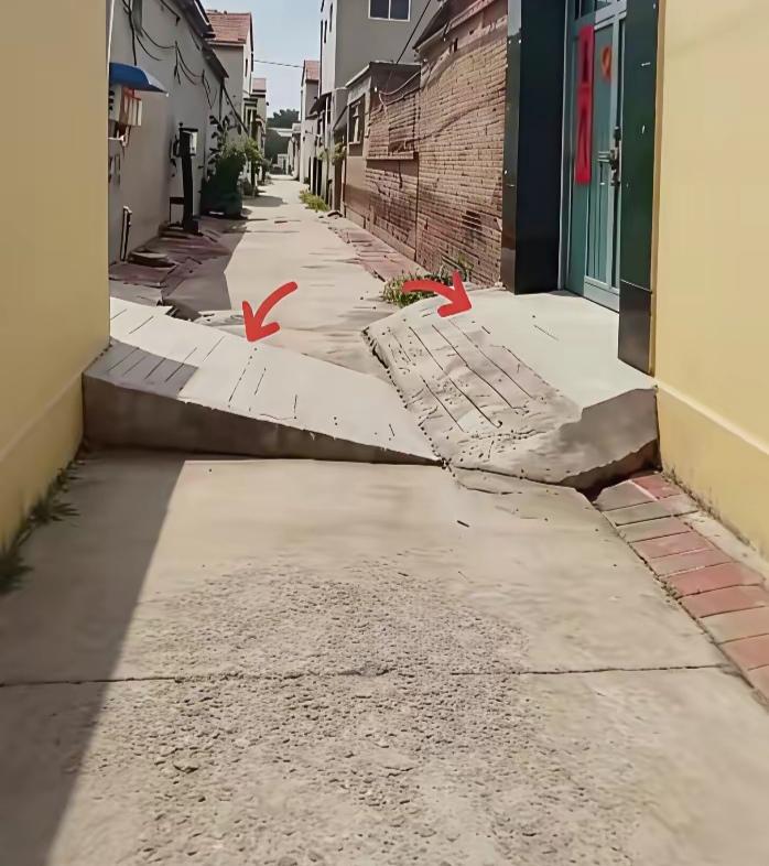 好好的一条路，就这样被两个缺德的家庭联手整没了！难道就没有人管一下？