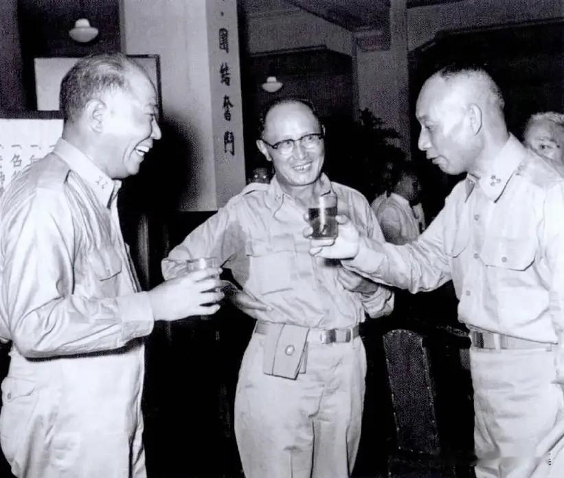 1954年，黄埔军校成立30周年庆祝会上，何应钦（中）与当年学生周至柔（左）和黄