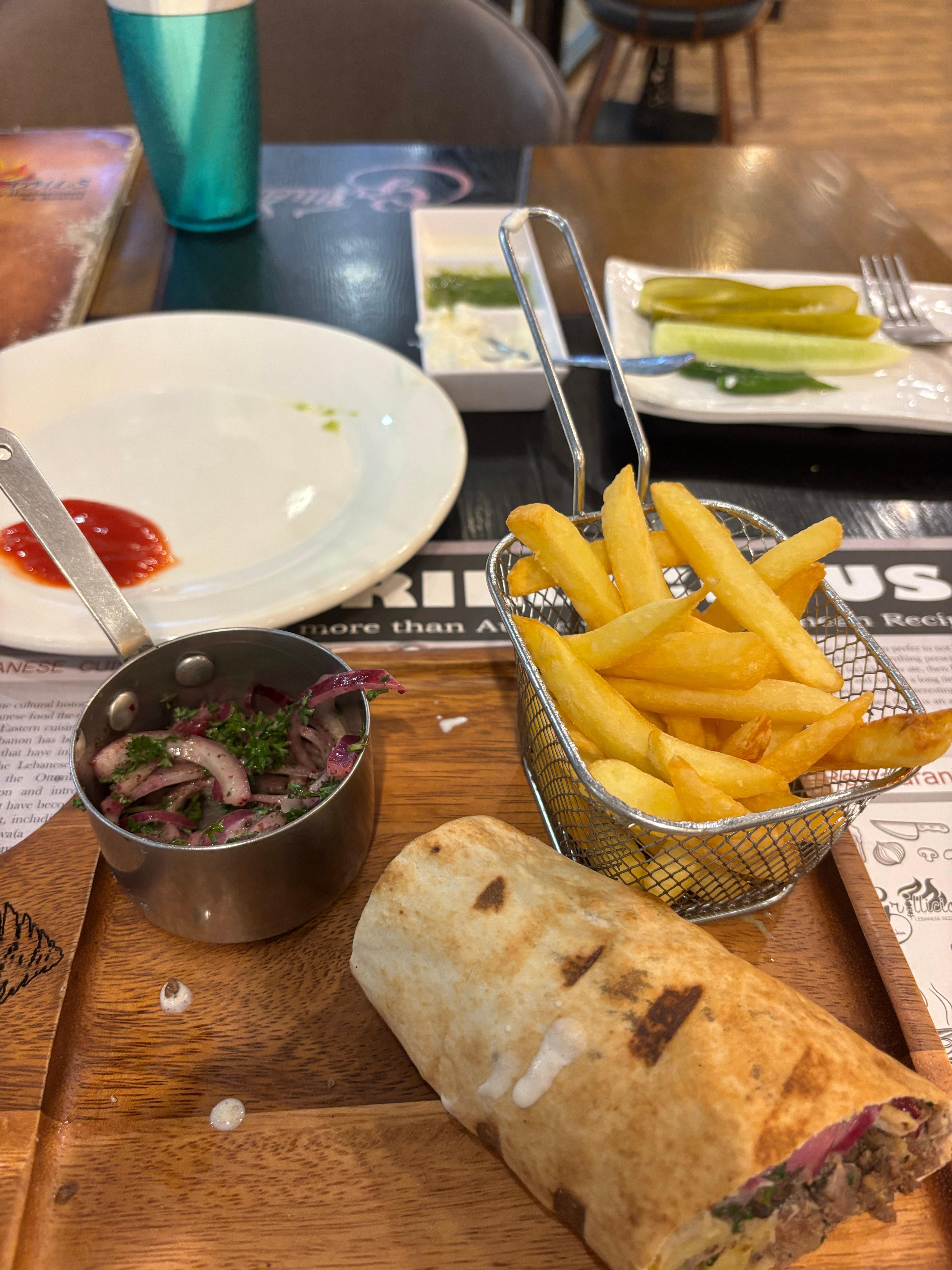 中午吃的是叙利亚菜我发现河南人的饮食跟叙利亚很相似都喜欢吃黄瓜西红柿jinjie