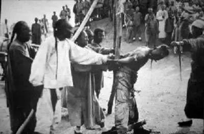 为什么古代的女犯人在被斩首时必须要脱光她们的上衣呢？都要人家死了，又为何要用这么