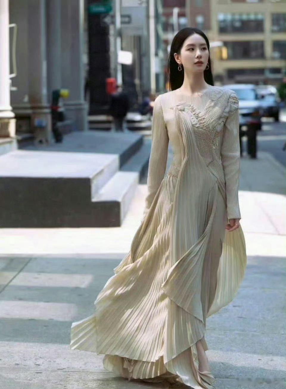 刘诗诗还是赢了，这身衣服穿的比模特还出彩，气质满满​​​​
