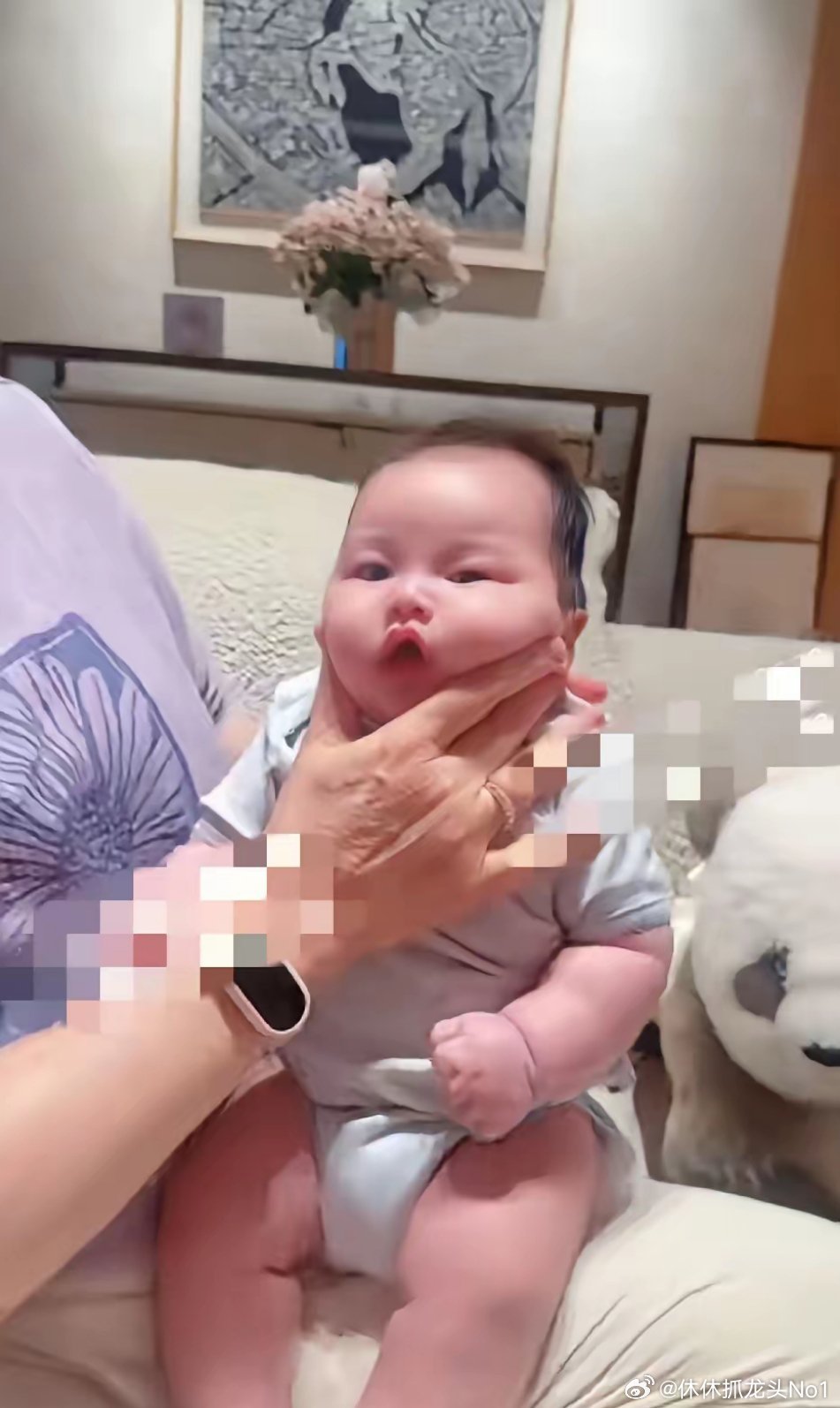 筱梅晒汪宝，丽芳阿姨正在给小汪宝做排气操！小汪宝真的太可爱了，大眼睛高鼻梁，元宝