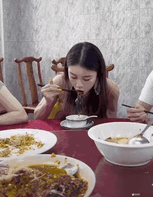 美女这样吃饭怎么啦？不是很正常吗？为何个个盯着她？