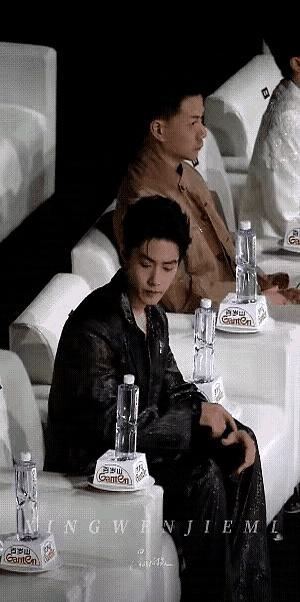 最热闹的夜里，他偏偏像个“定住的人”。五个小时，肖战几乎没离开座位。别人