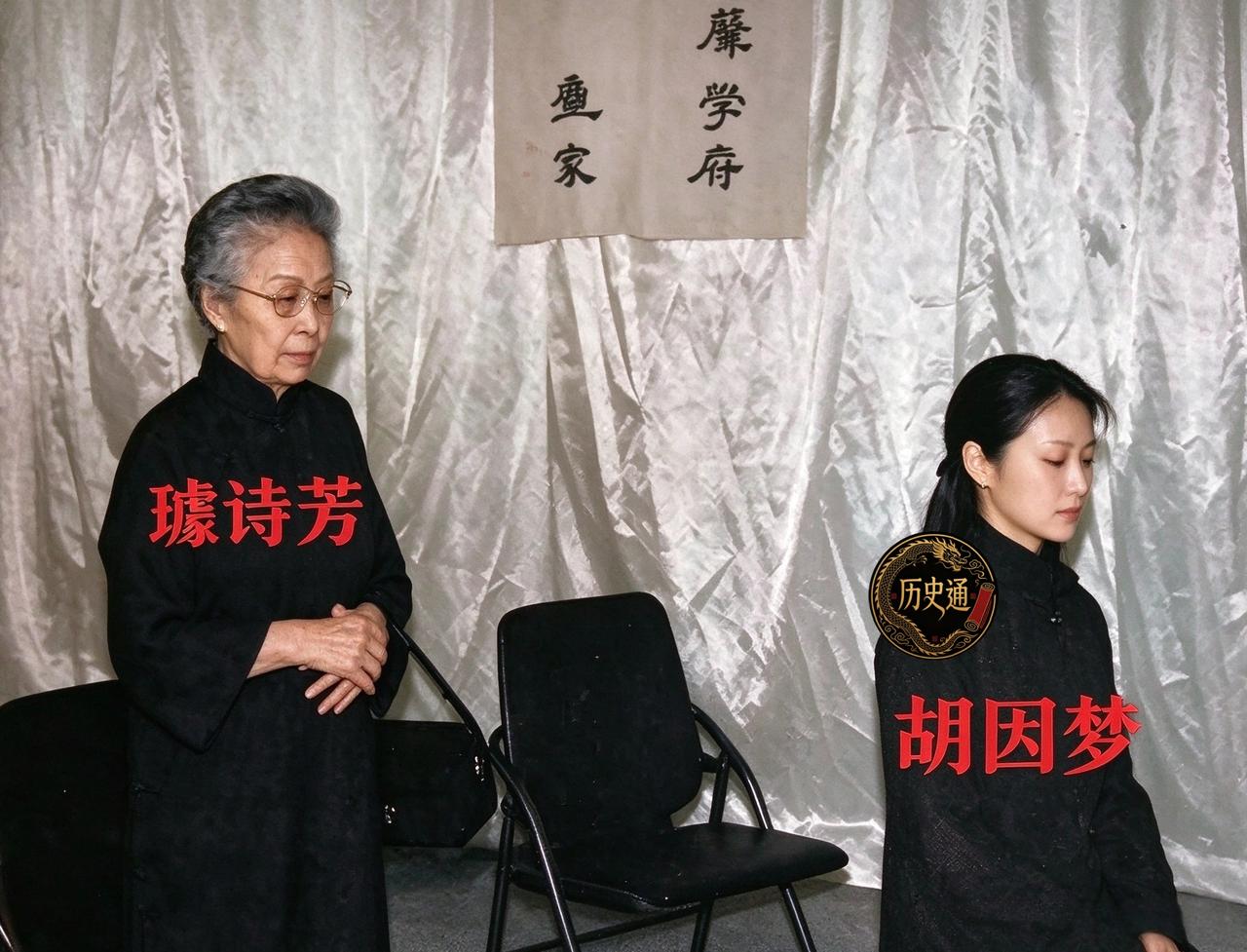一九八八年，台北第一殡仪馆，胡赓年的告别式。照片里，胡因梦跪在白布盖到脚背的地方