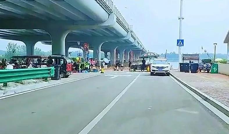 石家庄市滹沱河子龙大桥南端桥下真是个玩水纳凉的好去处。那的水清澈见底，水流平缓，