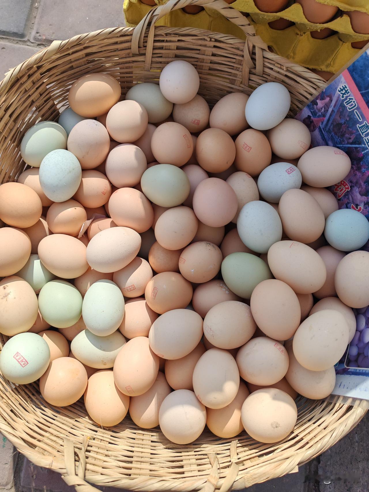 看了315晚会后，这几天我看这家卖鸡蛋的眼神都不对了，老感觉自己被忽悠了这是