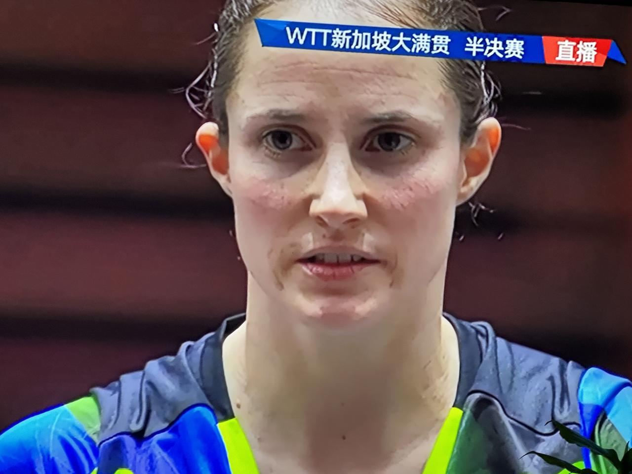 2026WTT新加坡大满贯乒乓球女单半决赛拉开序幕了。首场比赛对决双方是