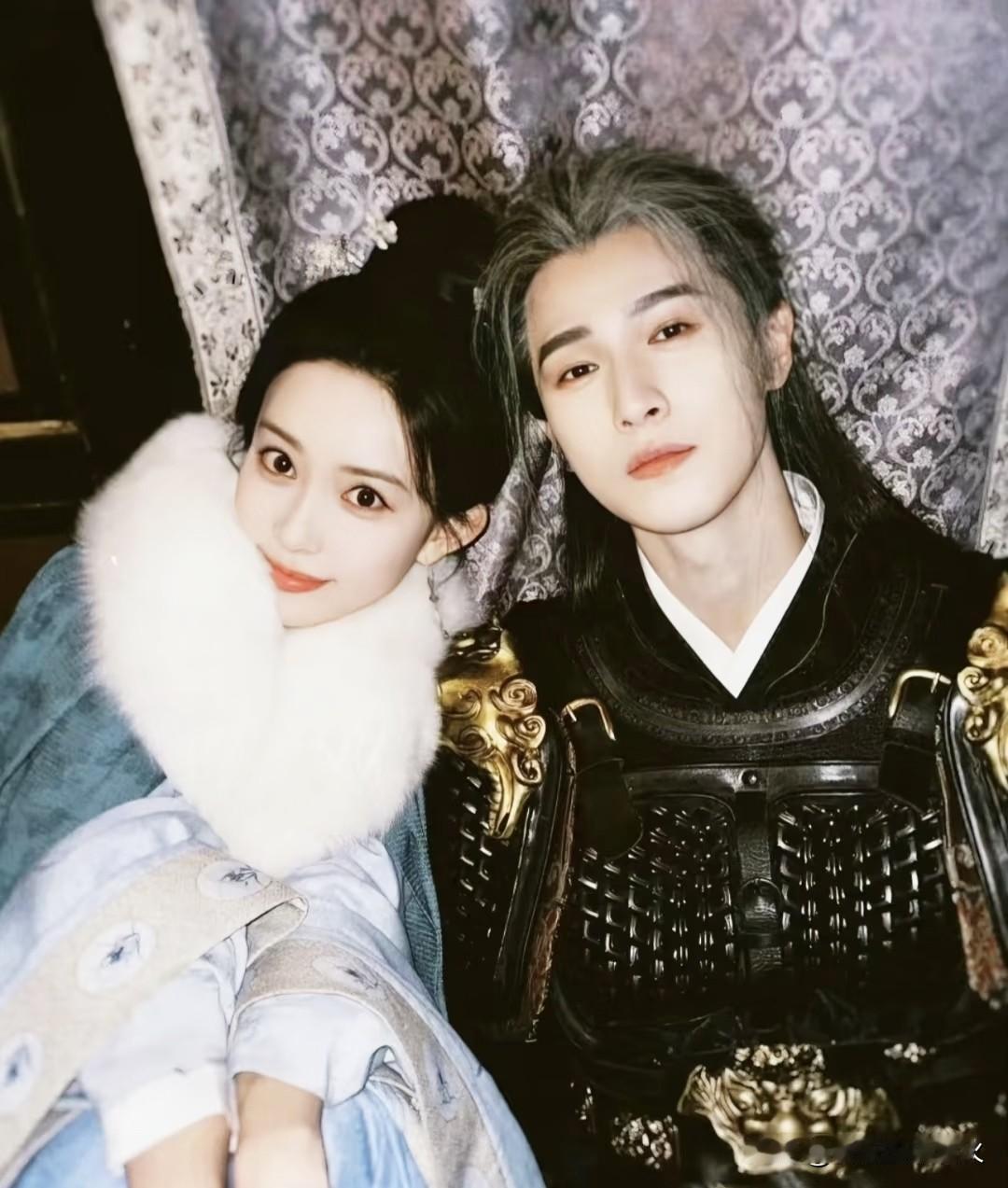 这一对要是像唐嫣与罗晋一样就好了。因为一部古装剧《九重紫》带动了两个青年演员