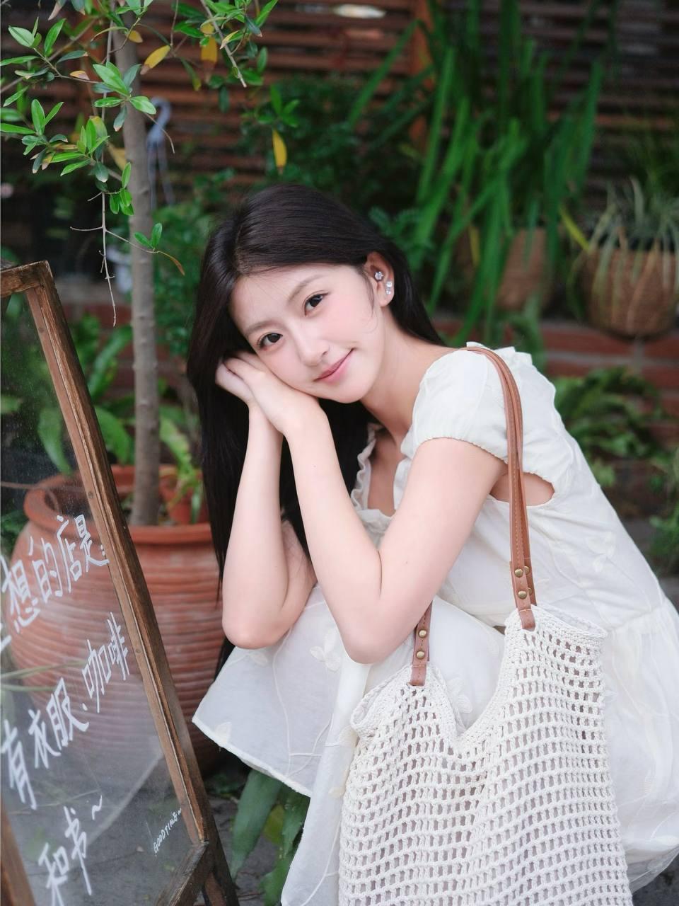 阳光下的甜美女孩，享受悠闲时光🌞💕分享美少女美照美女欣赏图片