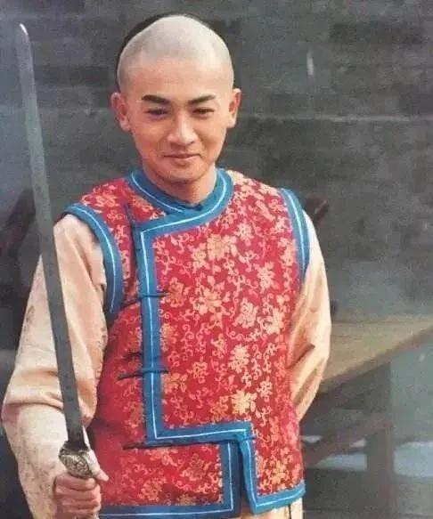 1997年，《还珠格格》开拍，苏有朋的片酬是2000，柳红2500，令妃5000