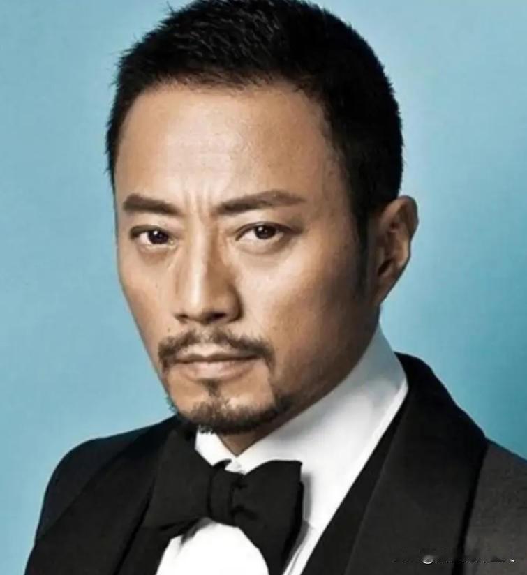 2001年，张涵予20万买了一张罗汉床，好友马未都来家里赏玩，没想到他一看见这床