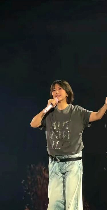 孙燕姿在台上全开麦连唱两个半小时，摔倒磕青了膝盖爬起来接着唱，结果某些人扭头就截了几张图，单单盯着她