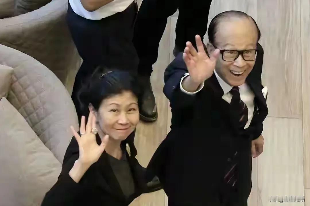 新年之际，98岁高龄的李嘉诚现身祈福现场，虽已近百岁，却能自行站立行走，精神矍铄