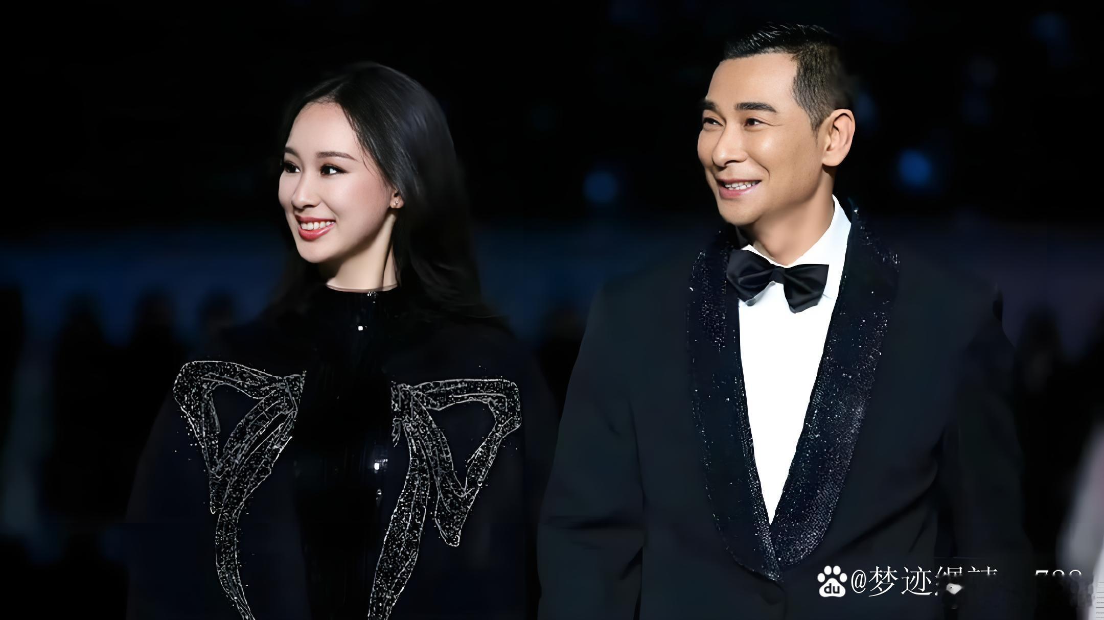 赵文卓携大女儿玫瑰首登T台，很多网友直呼玫瑰像黄圣依。赵文卓长得太正派，连走秀也