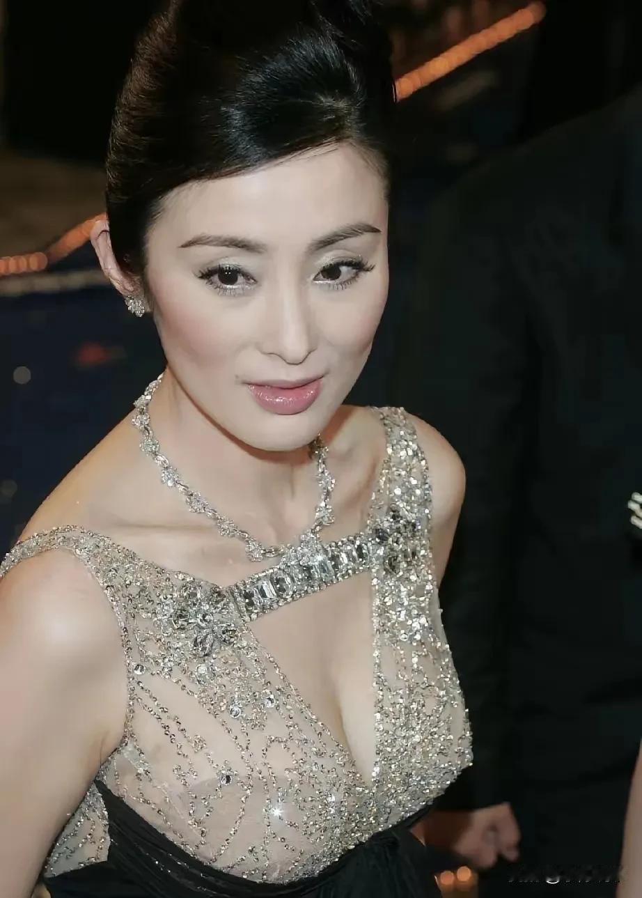 亏了一千多万消失这么久，再看见张敏，属实没想到会是这个样子。刷到路人拍的照片