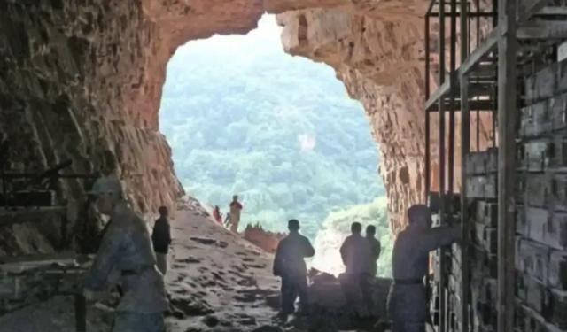 1940年，日军抓了一个村民，逼问八路军的物资藏在哪里，村民本想糊弄鬼子，就随