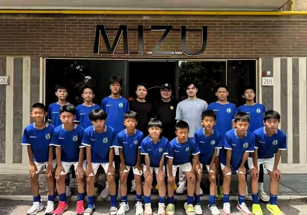 中国一小学生足球队在意大利夺冠，结果奖杯没带回国，留在了一家罗马中餐厅的柜台上