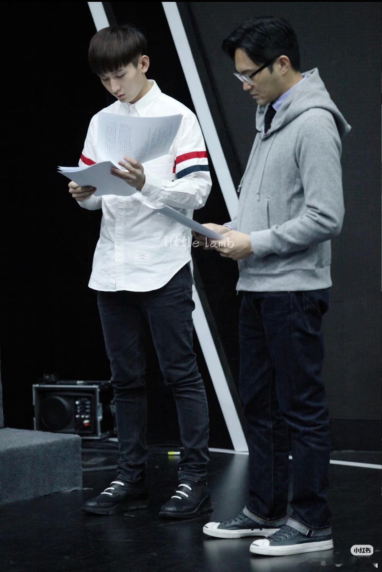 张智霖官方身高180cm，看以前同框的鞋底，老の明显是厚底鞋，这身高变幻莫测啊