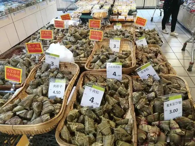 一夜下架上万斤粽子：既不冷冻也不重做，真实去向比传言更规范端午假期结束后，各地