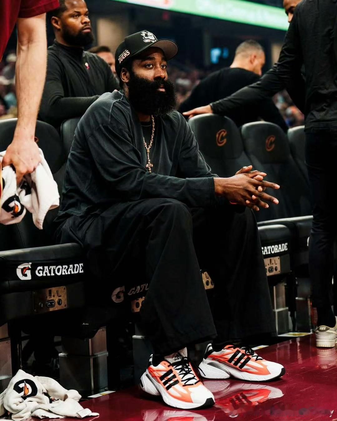 哈登晒图发文为季后赛预热！距离骑士季后赛首战还有4天，骑士全队正在主场进行高