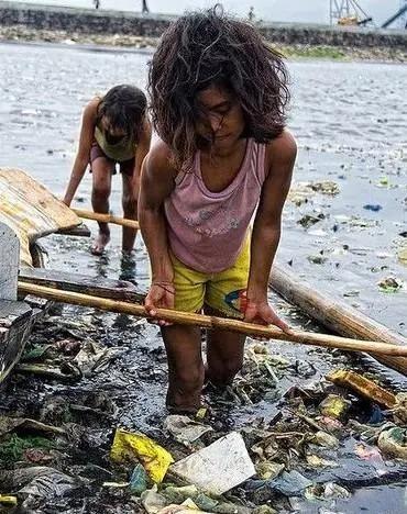 香港菲佣为什么很多大学生？菲律宾日工资平均才400-537比索，人民币约30-6