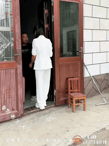 小俩口闹了矛盾。丈夫以为妻子是远嫁的，没有人给她撑腰。就把妻子的衣服装了一箱，拖