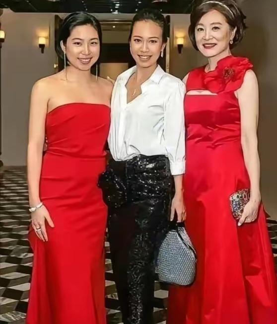 林青霞的选择与张艺谋的颜值论调提及林青霞与两个女儿，常有人关联张艺谋的观点