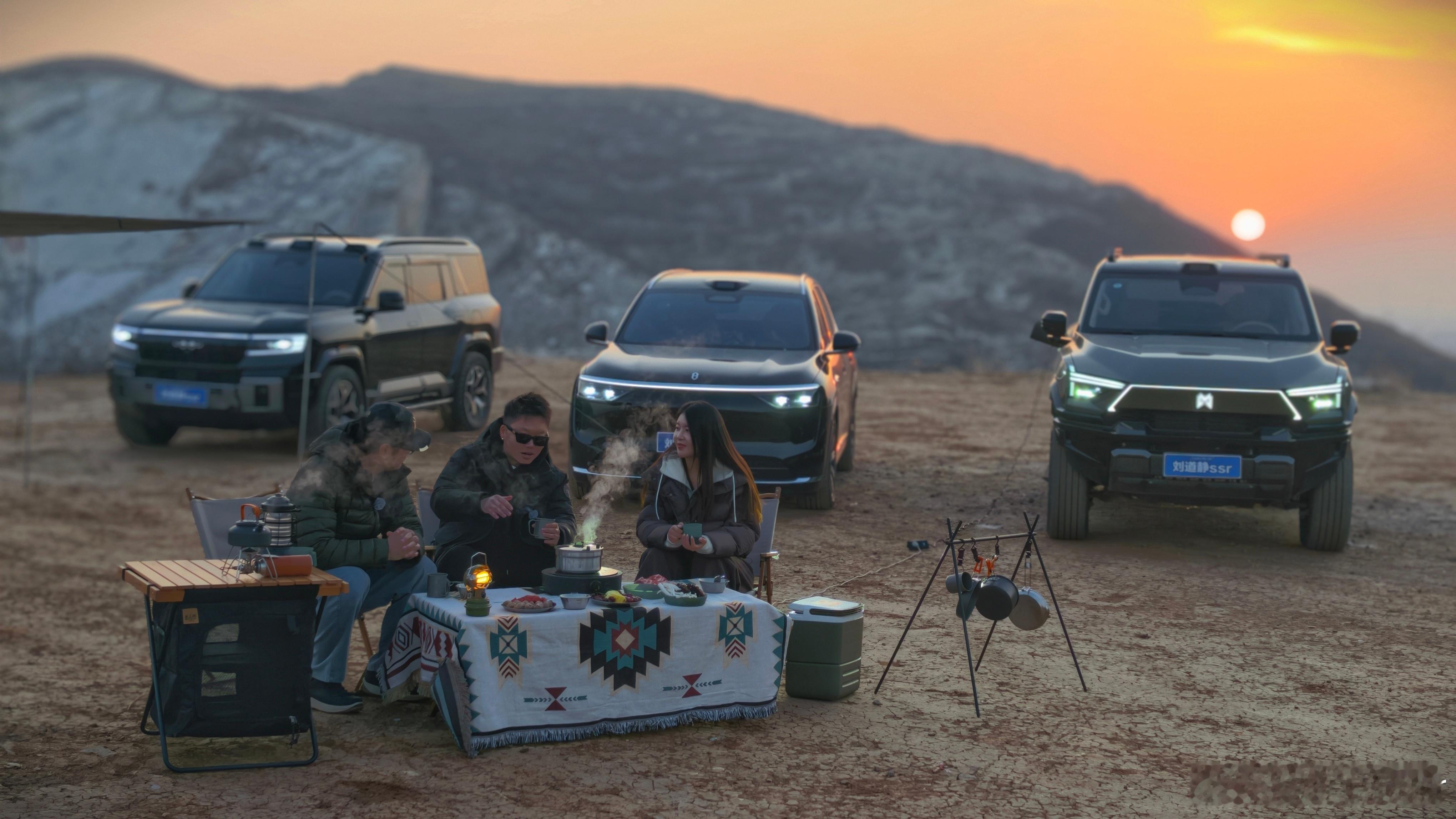 今天拍到落日诶山边上红彤彤的一个给大家欣赏一下北京