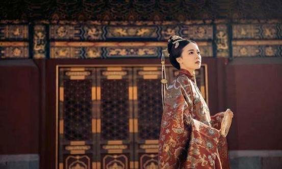 1612年，明皇宫的墙根下散发出阵阵恶臭，路人掩鼻而过，却不敢多发一言，那里安放