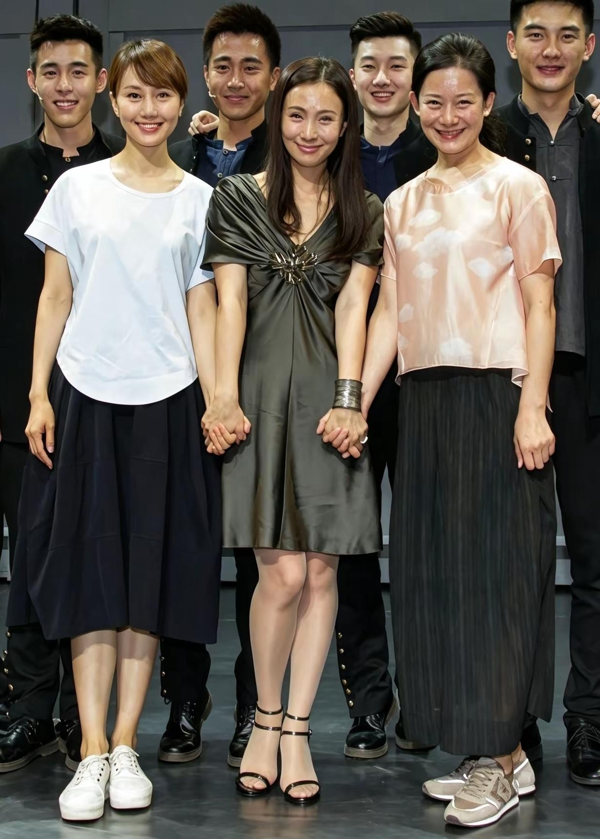 发现了吗？3位美女与4位帅哥同框，前排左一的袁泉在3位美女中虽然穿装打扮是最简单朴素的，但她的气质却