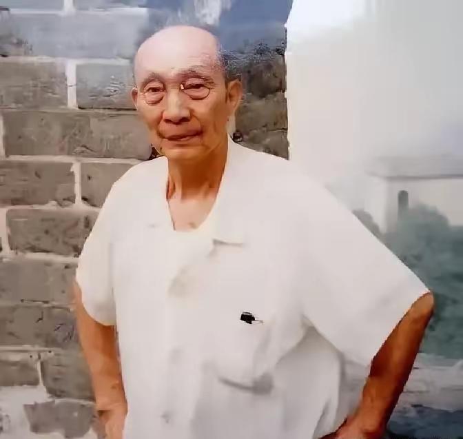 1939年，日军召开宴会，军统特工詹长麟趁机混入其中，他拿出了一包剧毒，悄悄撒进