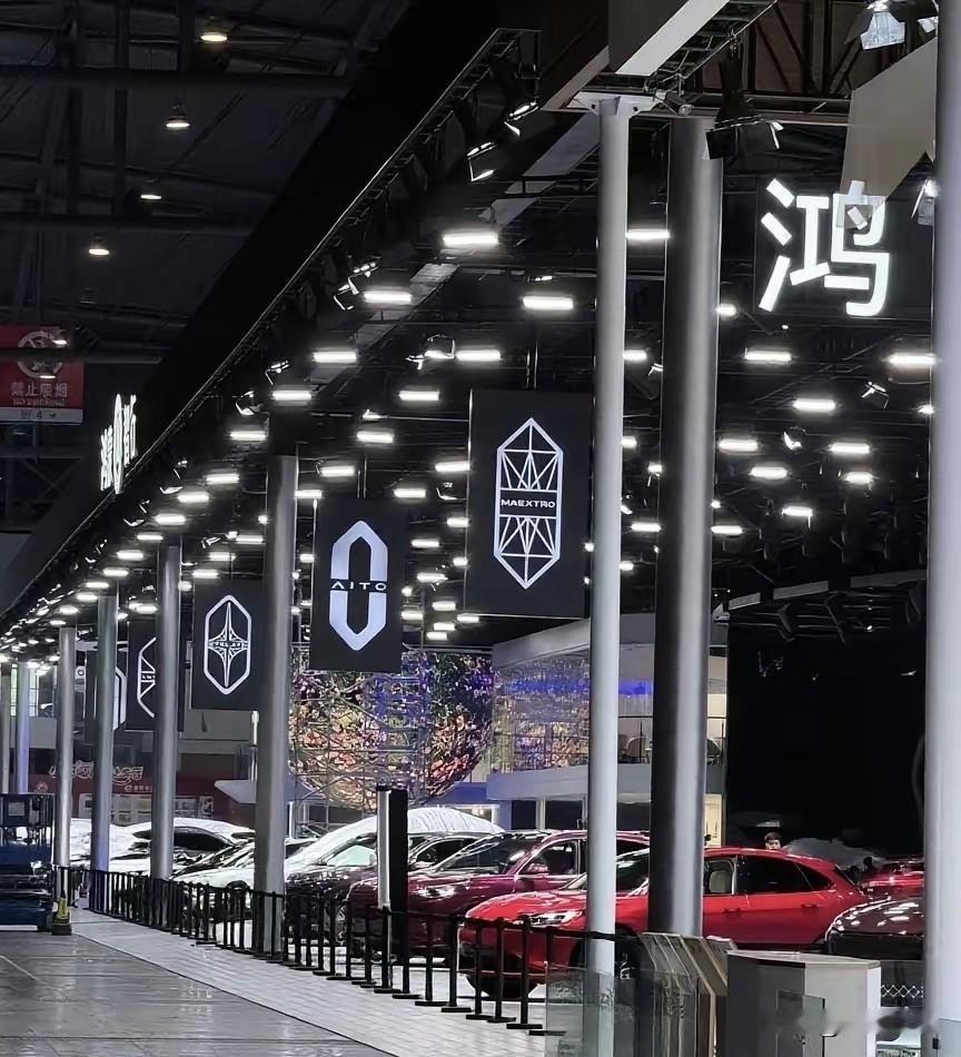 其实华为搞五界一点都不省心。问界M5刚上市不温不火的，后面靠着华为智驾站台背书，从M7到M9销量慢慢