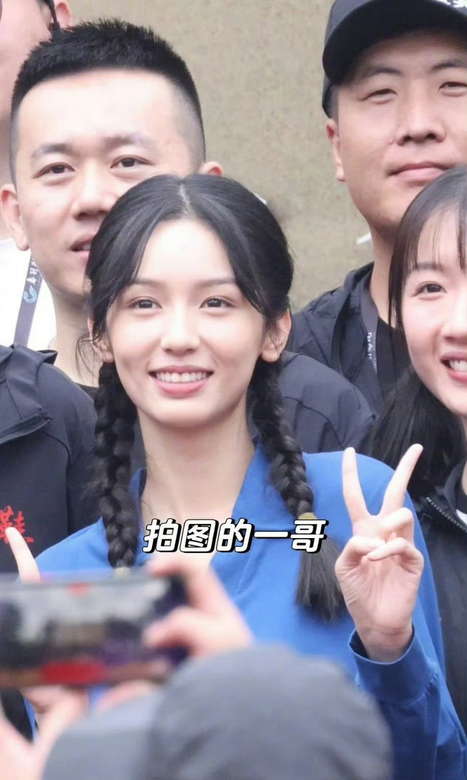 周也、王子奇《红舞鞋》开机路透，🥥看上去好淳朴一小女孩​​​