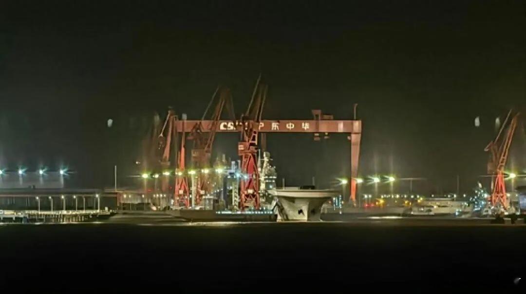 这就弹“小汽车”了？四川舰夜间电磁弹射，放飞隐身机指日可待社交媒体上一组四川舰的