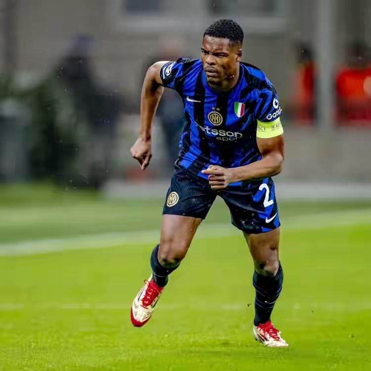 咋那么严重呢？据报道国际米兰的29岁荷兰右翼卫邓弗里斯将伤缺至明年3月初。邓弗里