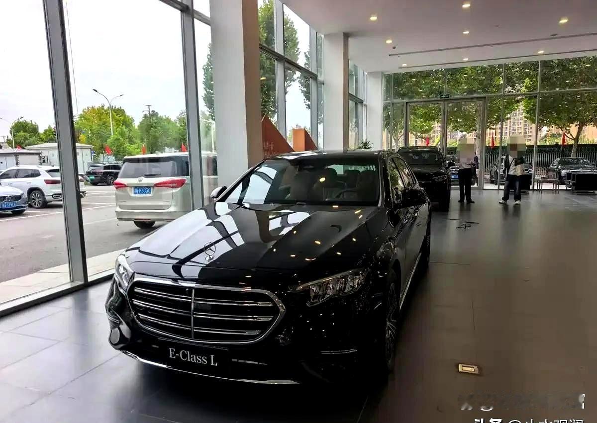 网上疯传25万就能买奔驰GLC，可真到了店里，销售听完就笑了。卡宴降价30万，
