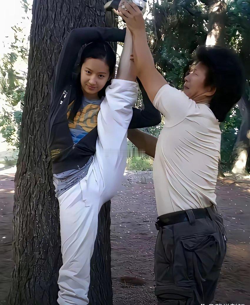 刘亦菲练功画面被抓拍难怪她出演众多打戏，原来早就打好功底了​​​