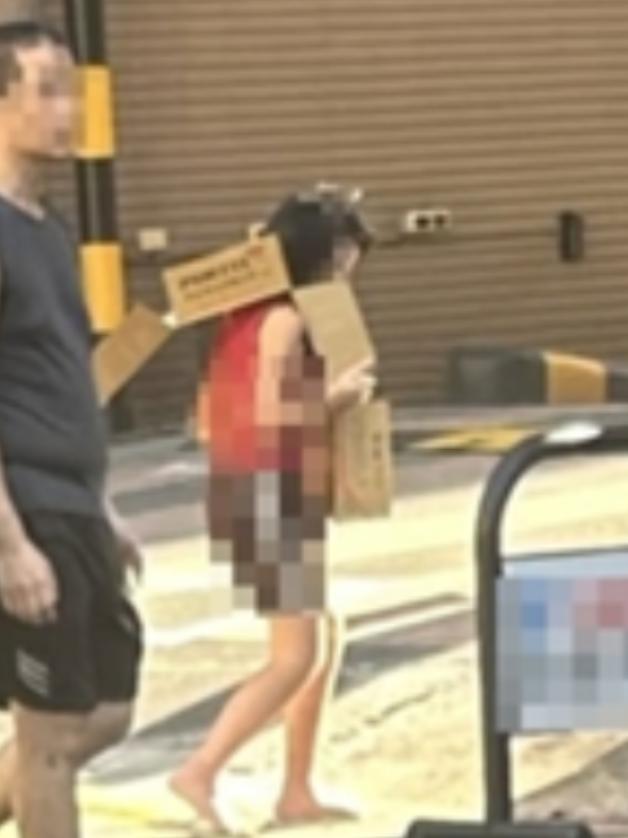 2026年9月，新北市街头，一个13岁女孩赤脚走在路上，胸前挂着一块纸板，上面写
