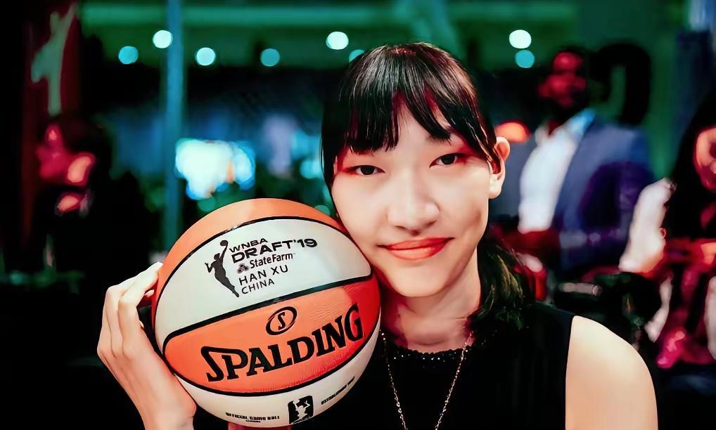 现役中国女篮十大将一、韩旭，26岁，208cm二、李梦，30岁，183cm