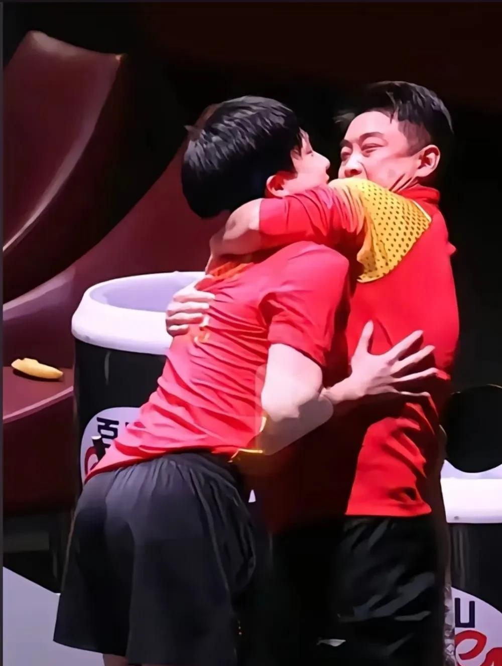 不是，皓哥，孩子都快被你勒岔气了[捂脸哭]还有网友说，都快被勒吐奶了[捂脸哭]孩