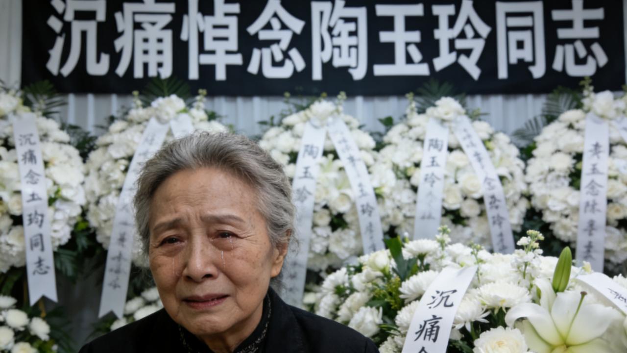 破防！李明启八宝山痛哭送别陶玉玲，未赴的探望成终身遗憾1月19日，北京八宝