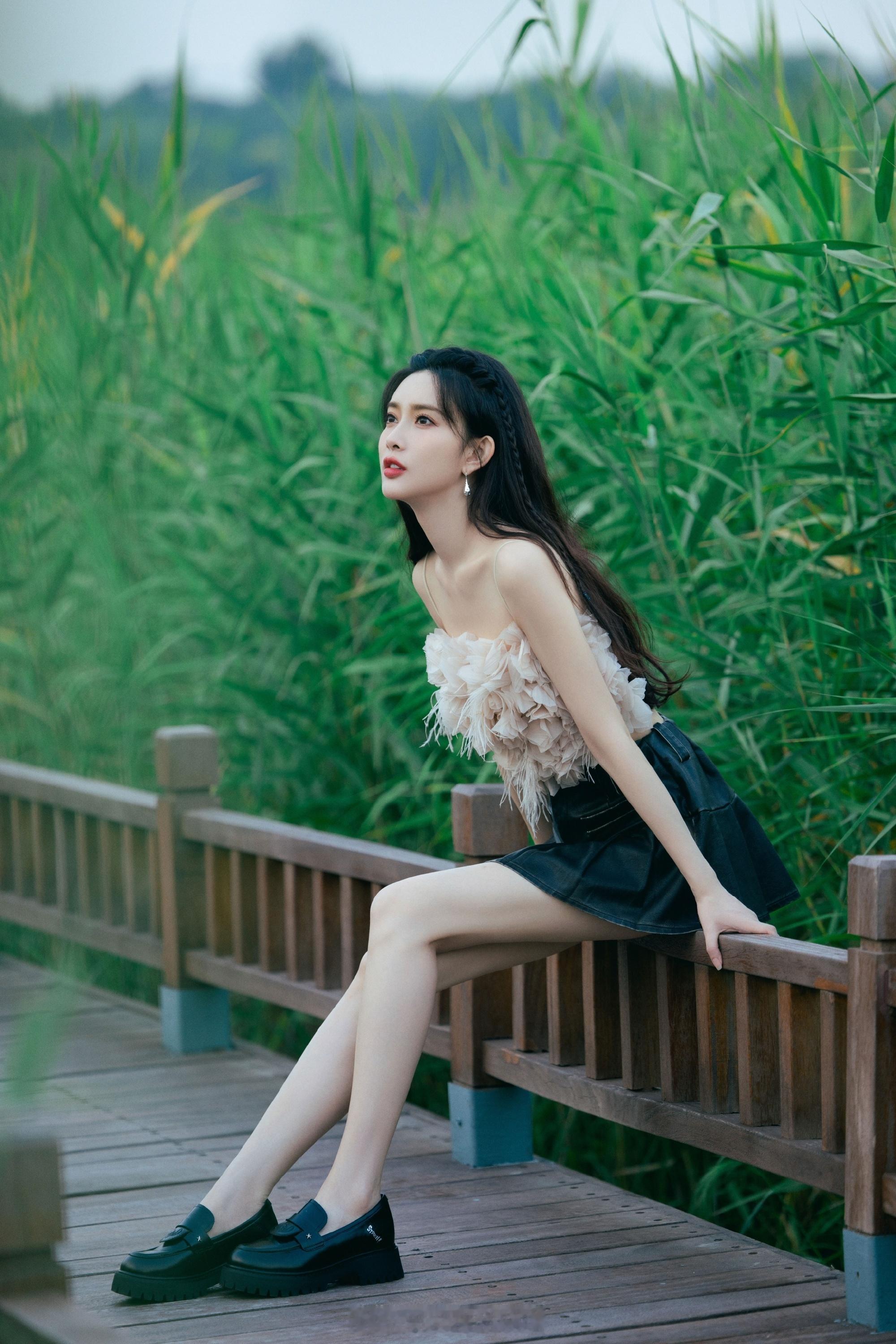 孟子义吊带短裙户外写真​​​