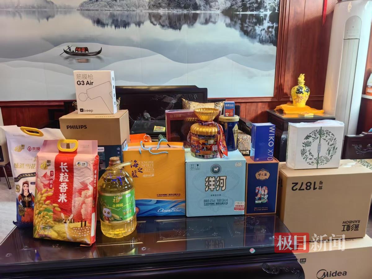 光明村村民将年货拖到家门口, 来回搬了八趟, 家里到处都是刘强东送的东西