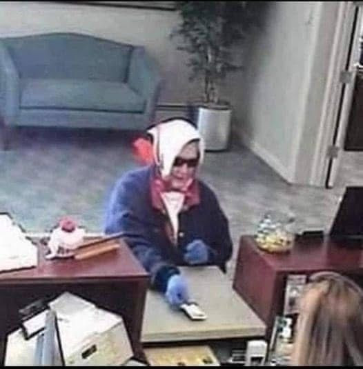 这位老太太把银行卡递给柜员说：“我想取10美元。”柜员告诉她：“取款金额低于10