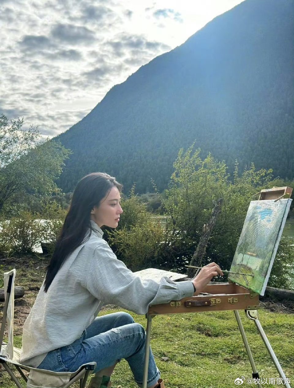 张馨予云南花海里画花哇塞真的好美啊具体在哪想去打卡唉，不愧是张馨予，落实
