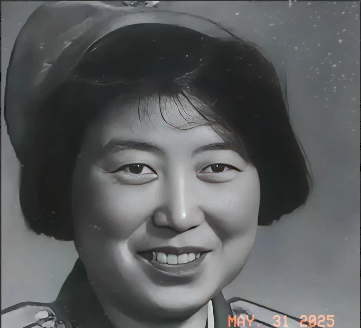 1964年，28岁的张连芳接到调令。临上飞机前，她笑着拍完照，却听见身后有人小声