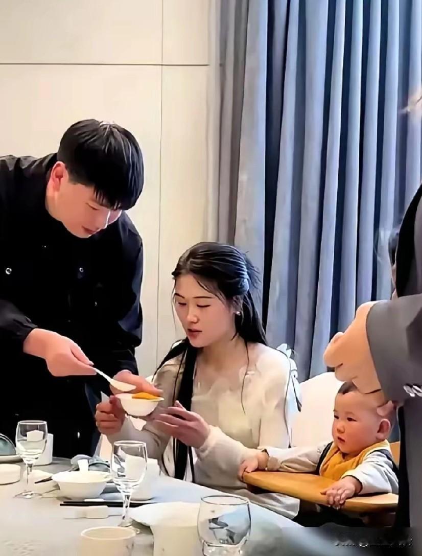大衣哥给新儿媳陈萌发钱。​不是一次性给，是每月发现金。​这太聪明了，是上一段