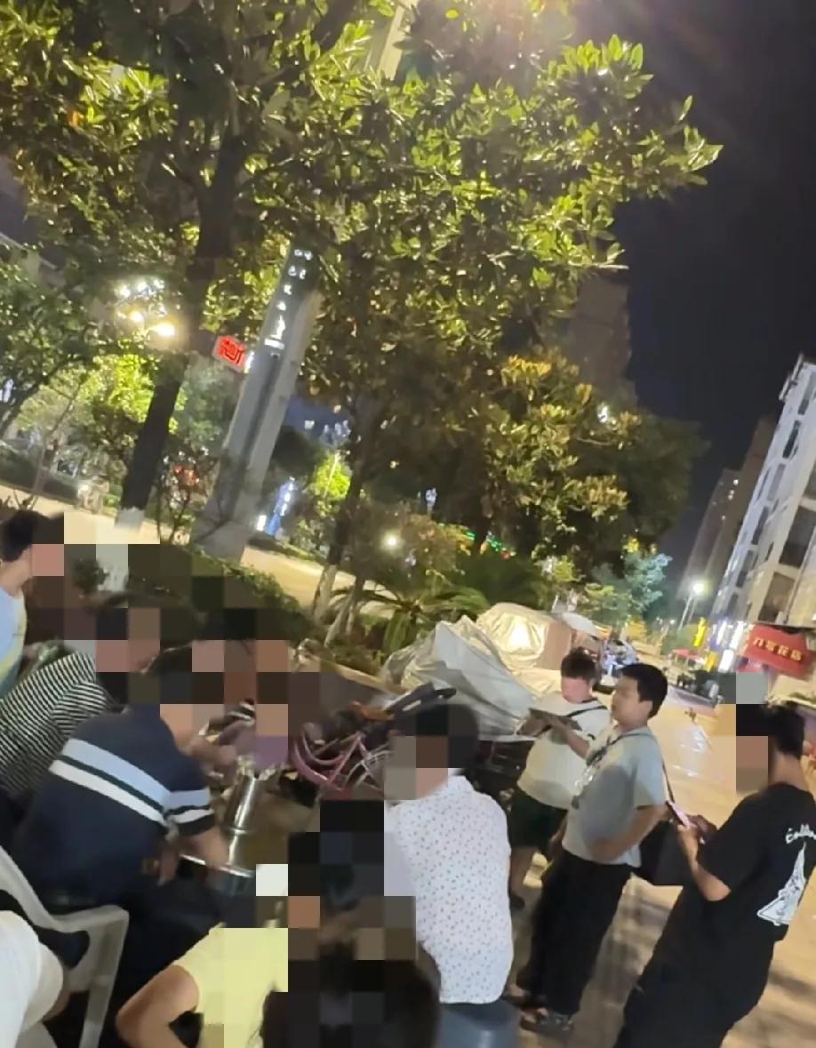 一家不要脸的！贵州三个孩子暑假出门卖冰棍，走到一家店门口，正好有一家人坐在店外面